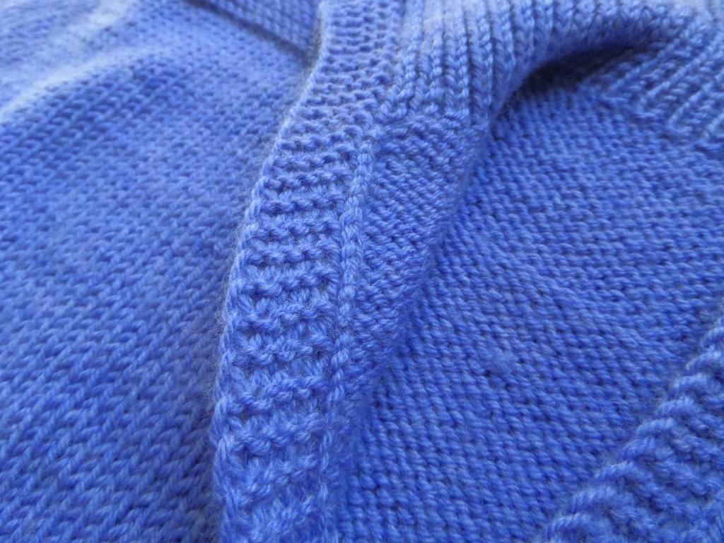 From the wrong side you can see hoe the band continues into the collar.